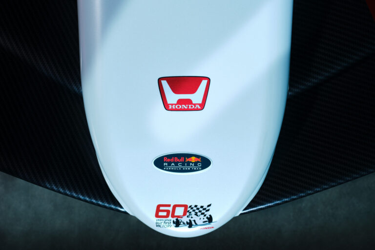 Különleges évfordulóról emlékezik meg a Red Bull az új, egyszeri festésével (képek)