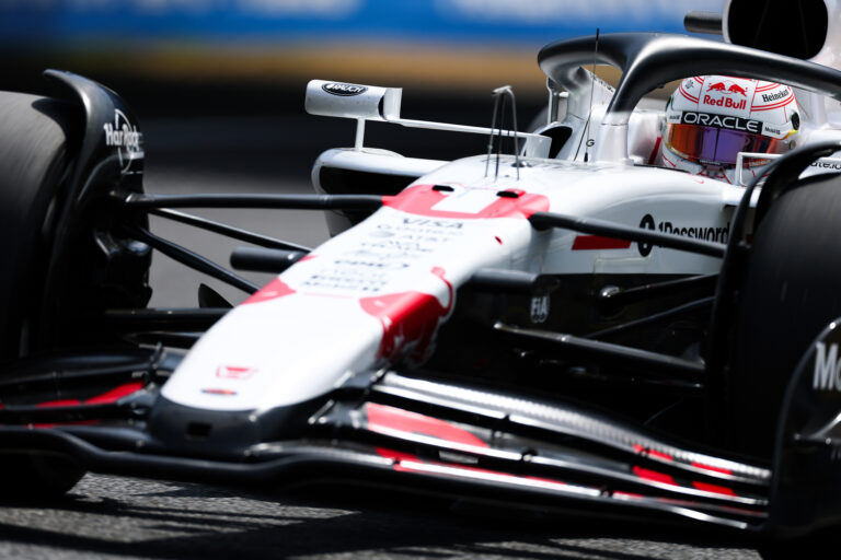 Piastri nem tudja megismételni Häkkinen tettét, Verstappen mindenkit meglepve elvitte a szuzukai pole-t