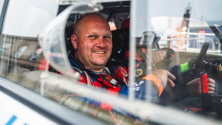 A ralis közösség adományt gyűjtött az elhunyt Dai Roberts családjának