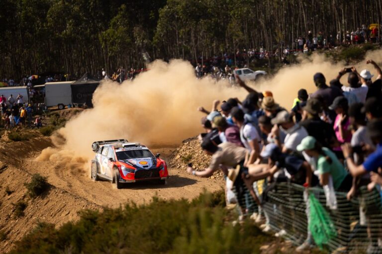 Tanak „altatott” szombat délelőtt, majd pótkerék nélkül is a gázra lépett Portugáliában