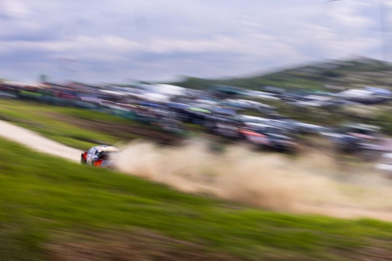 Tanak szárnyal, akár a Toyota győzelme is veszélyben lehet Portugáliában