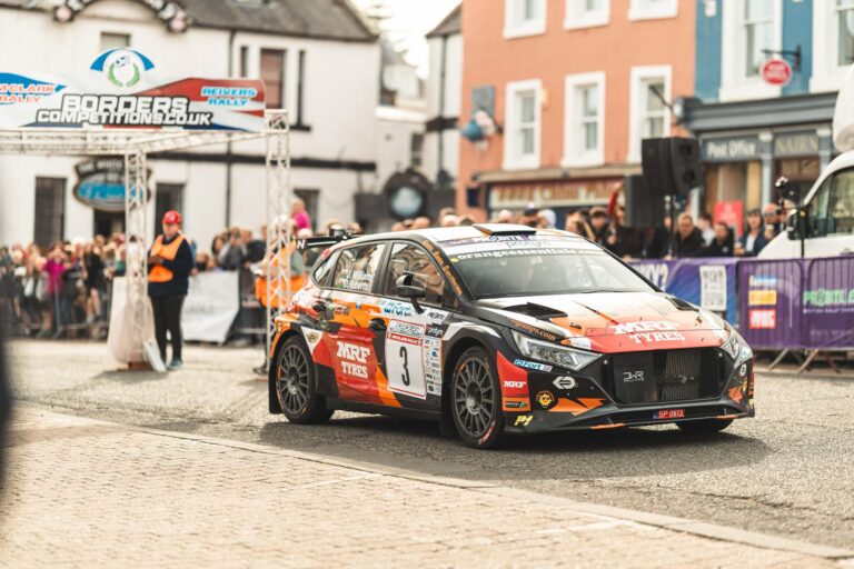 Tragikus baleset miatt félbeszakadt a brit bajnokság versenye