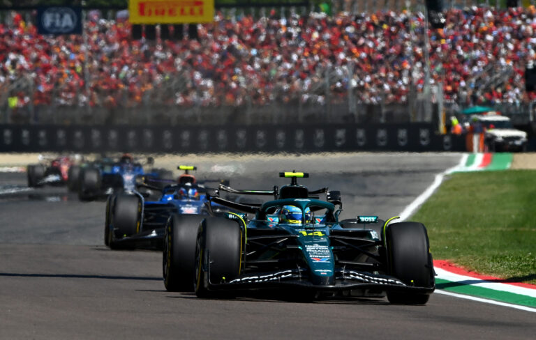 A kormányt elengedve, két kézzel verte a fejét Fernando Alonso az imolai futam közben (videó)