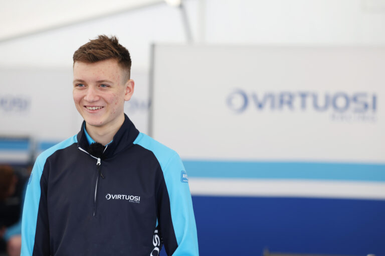 Silverstone-ban, összetett 3. helyről folytatja bajnoki hadjáratát Molnár Martin a brit F4-ben