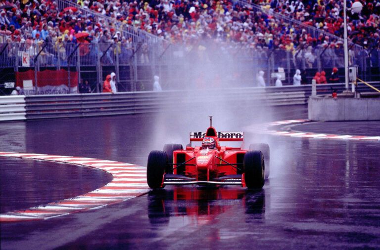 Mesteri húzás után döbbenetes fölény – így hagyott állva mindenkit Schumacher a monacói esőben