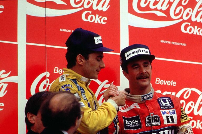 Egy óriási, de szerencsés baleset is kellett, hogy Senna és Mansell szó szerint egymásnak essenek