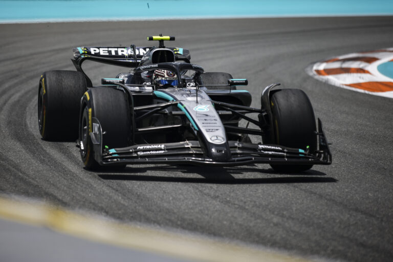 Ismét legyőzték a McLareneket, újonc versenyző nyerte a pénteki időmérőt Miamiban