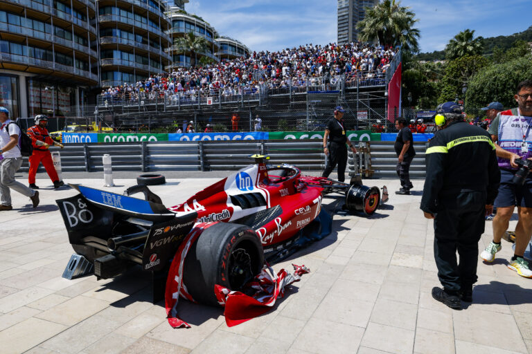 Hamilton összetörte a Ferrarit Monacóban (videó)