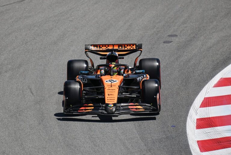 Piastri az élre ugrott, Verstappent és Norrist egy hajszál sem választja el a második edzésen