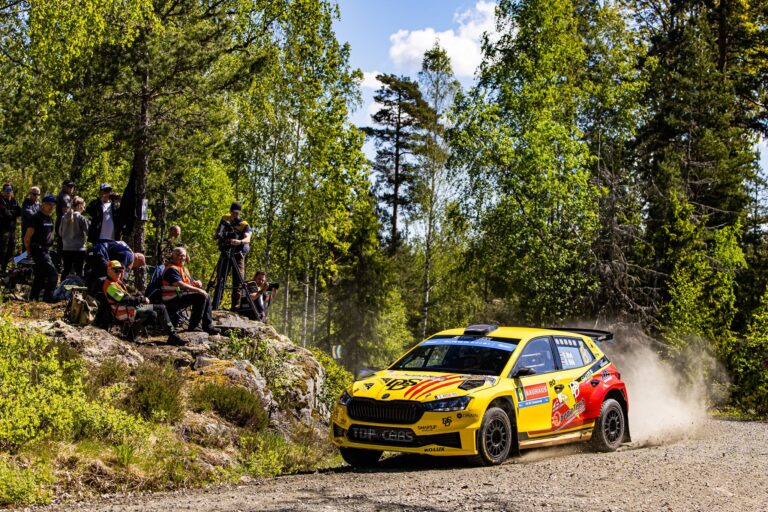 Szoros csatával indult a Skandináv Rally, Ollé Sasa is jól kezdett