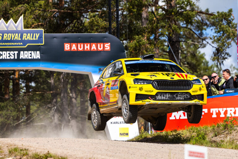 Csúszós pályákon folytatódott szombat reggel a csata a Skandináv Rallyn, Ollé tartja jó helyezését