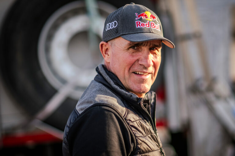 Hivatalos: Peterhansel ikonikus autóval tér vissza a Dakarra