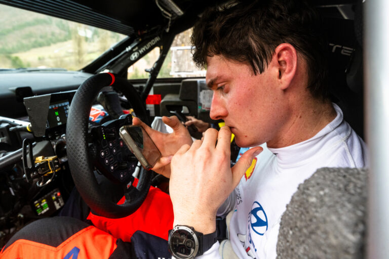 Győztek a versenyzők: az FIA módosította a kritizált szabályát