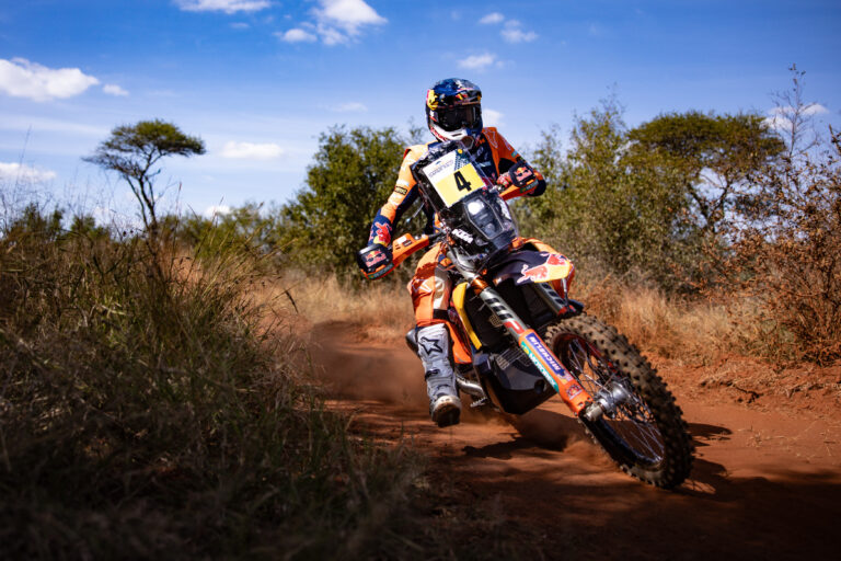 Sanders büntetése után Brabec nyerte a dél-afrikai W2RC verseny első szakaszát a motorosok között