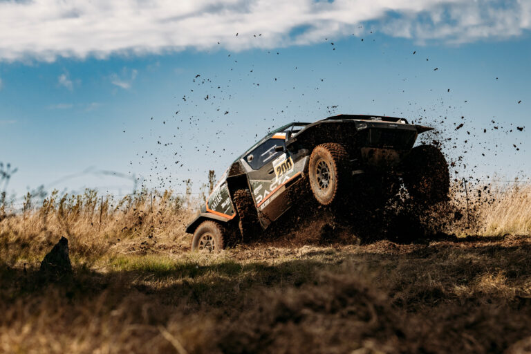 Minis részsiker, a Dacia sztárja állt az élre Dél-Afrikában a maratoni szakasz első napján