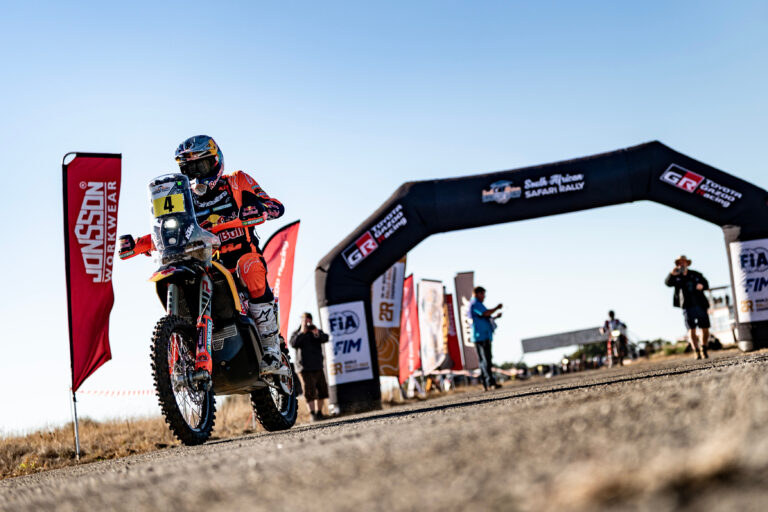 Sanders nyert a maratoni szakasz első, drámai napján Dél-Afrikában és átvette a vezetést a motorosok között