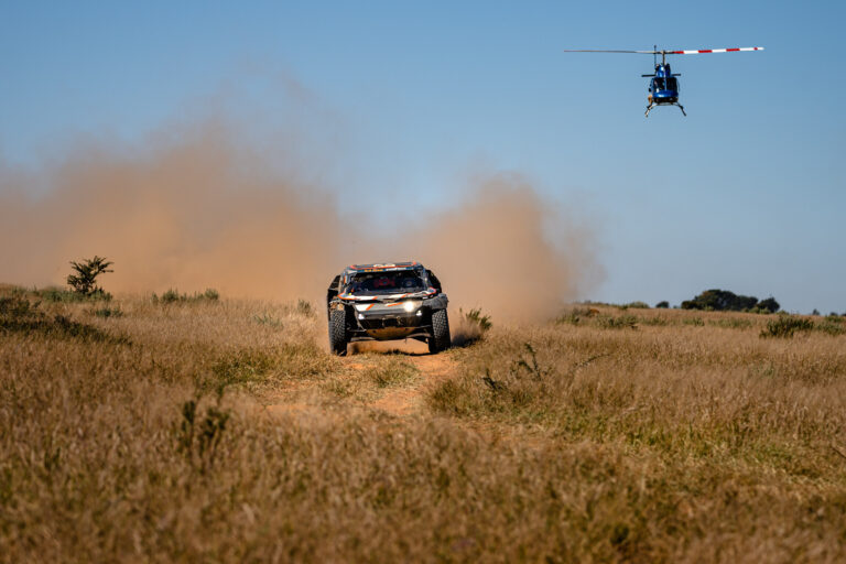 Loeb állt az élre az autósoknál, Sanders növelte előnyét a motorosoknál Dél-Afrkában