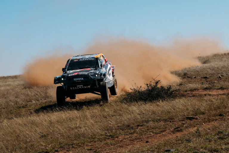 Sanders rekordot döntött Dél-Afrikában, az autósoknál bármi előfordulhat a záró napon