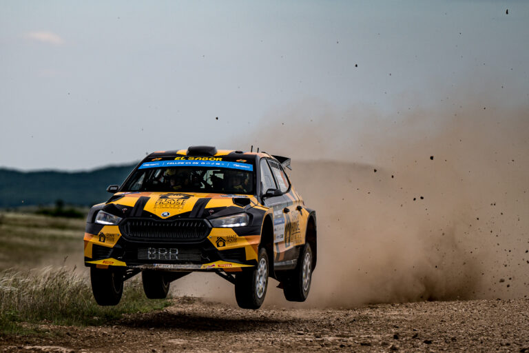 A szombat délután is nagy csatával és újabb drámákkal kezdődött a Rally Hungary-n