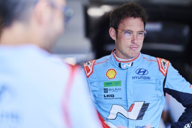 Ketten borultak, Neuville az élről esett ki a Szardínia Rally ötödik szakaszán