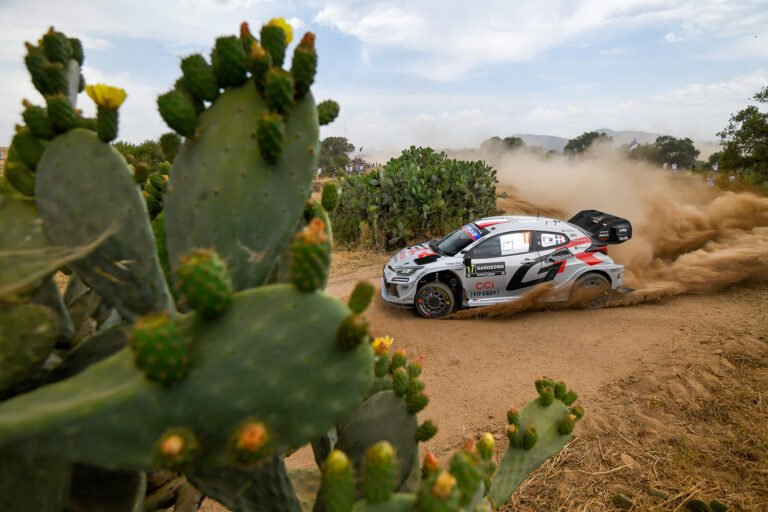 Ogier növelte előnyét Szardínián szombat délelőtt, a Hyundai csak Tanakban bízhat Fourmaux problémái után