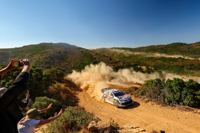 Ogier a győzelem kapujában Szardínián, újabb drámák a Rally2-es mezőnyben