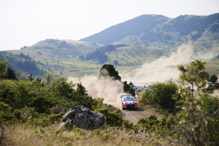 Tanak továbbra is szárnyal, riválisai problémával küzdenek az Akropolisz Rallyn