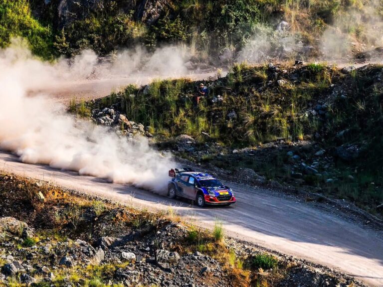 Üzemanyag-rendszerrel kapcsolatos problémák miatt estek ki hárman is az Akropolisz Rallyn