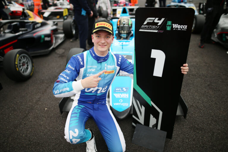 Magyar autósport-történelem: Molnár Martin megszerezte első győzelmét a brit F4-ben