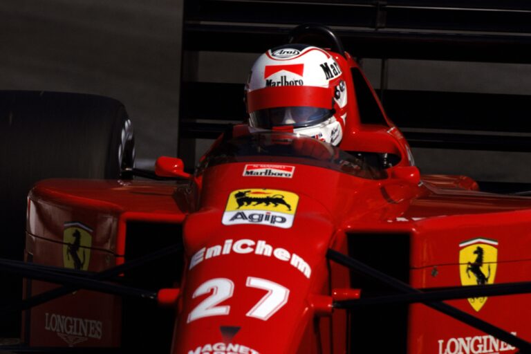 A mezőny még el sem rajtolt, amikor Mansellék már árkon-bokron túl jártak