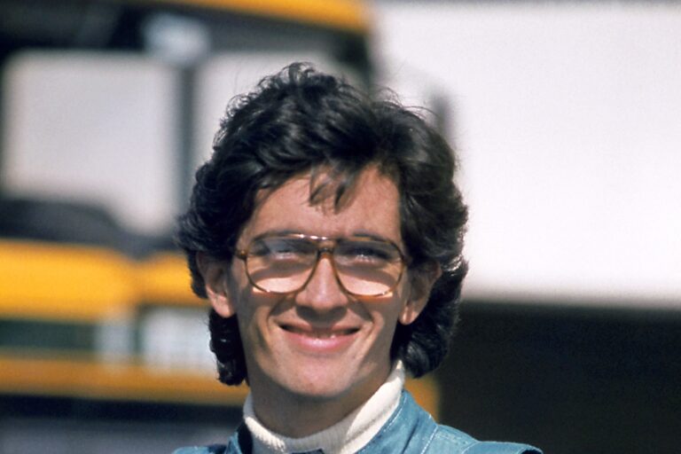 Kigyulladt az autója, ahonnan alig tudták kiszedni, de nem ezért halt meg a fiatal F1-es pilóta