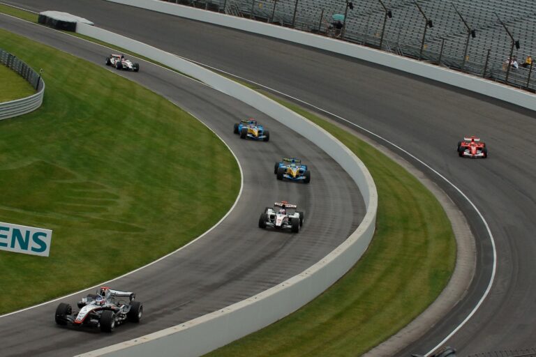 Sörösdobozok repültek a száguldó Schumacherék felé – 20 éves az F1 egyik legnagyobb botránya