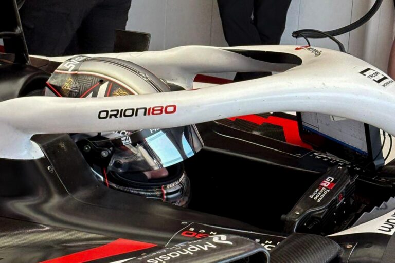 Több mint tíz év után ült ismét F1-es autóban a világbajnok pilóta (videó)