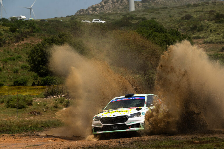 Ogier biztos előnyben, de a WRC2 drámája megmutatta mennyire könnyű bajba kerülni Szardínián