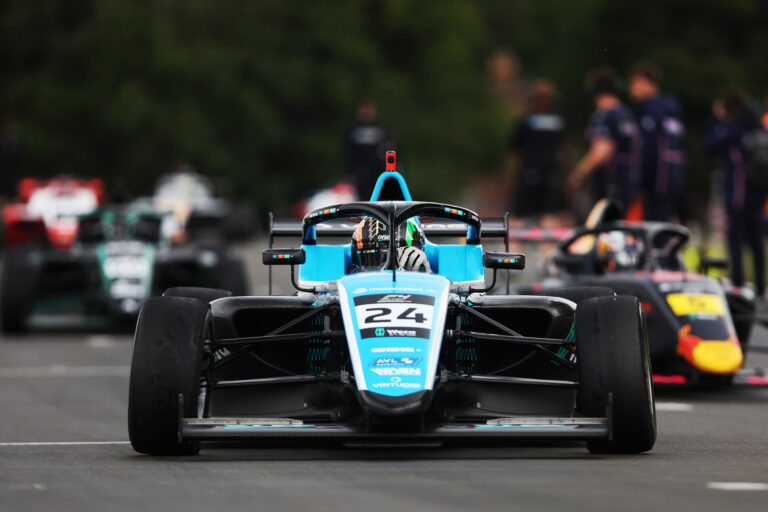 Molnár Martin újabb mérföldkövet ért el és sikeres félévet zárt a brit F4-ben