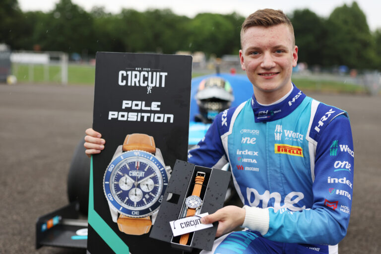 Molnár Martin körrekorddal megspékelt dupla pole pozíciót ért el a brit F4-ben