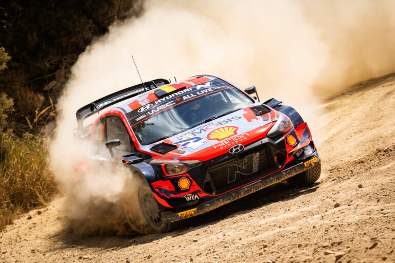 A vb-címvédő pályaversenyzőknek szervezett rally tesztet 