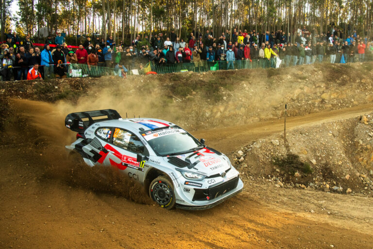 A Toyota erősen kezdett Szardínián, Ogier volt a leggyorsabb