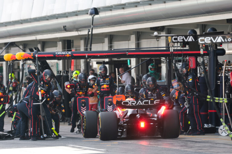 Verstappen elvesztette a fejét, de a Red Bull óriási hibája sodorta őt ebbe a helyzetbe