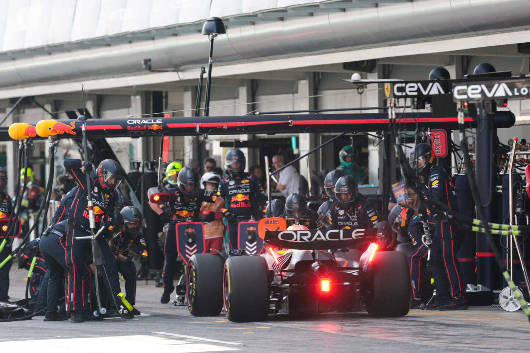 Forma-1, Max Verstappen, Red Bull, kerékcsere, Spanyol Nagydíj 2025, futam