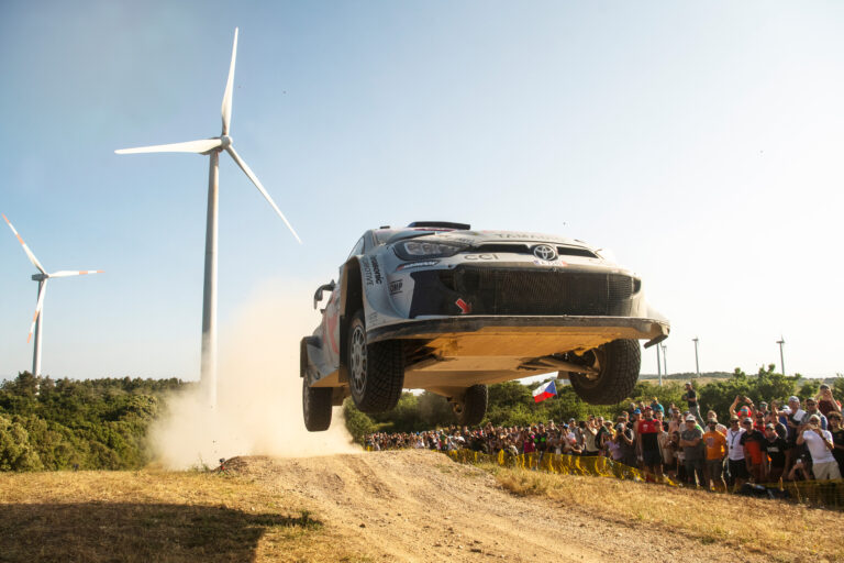 Ogier ráijesztett a Toyotára, de csak sikerült győzelmével történelmet írnia Szardínián 