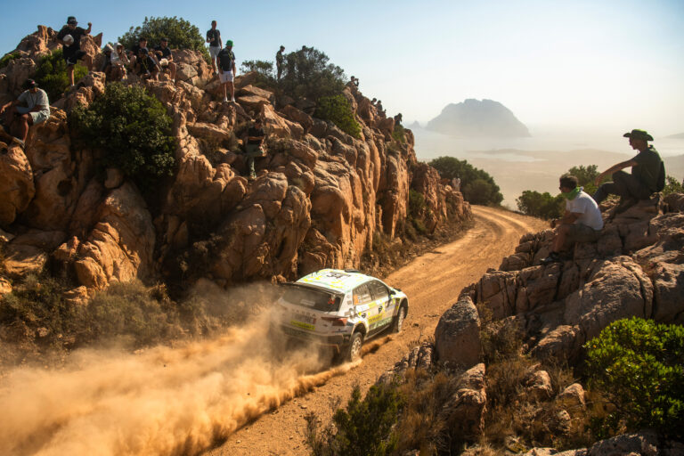 A biztonságiak nem engedték a nézőket az autóhoz, kiesett a korábbi bajnok Szardínián