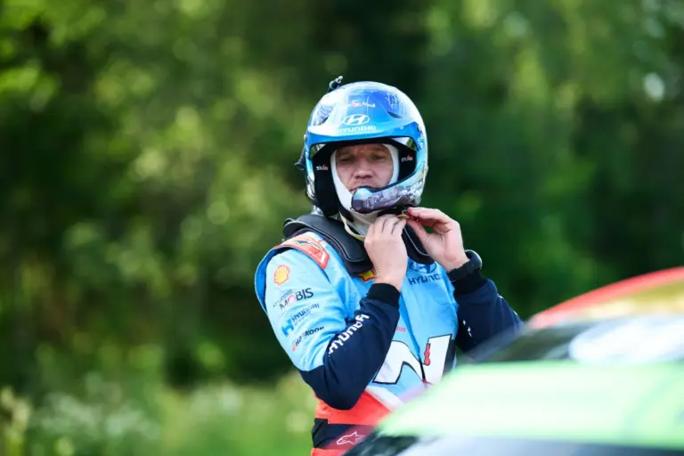 Martin Jarveoja gyerekeknek gyűjtött adományt sisakját felajánlva