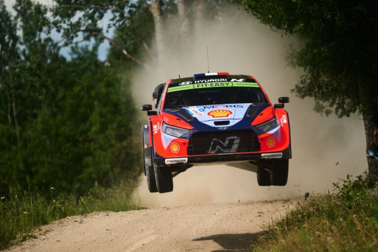 Fourmaux örül, hogy segíteni tudott csapattársának, hogy átvegye a vezetést a bajnokságban