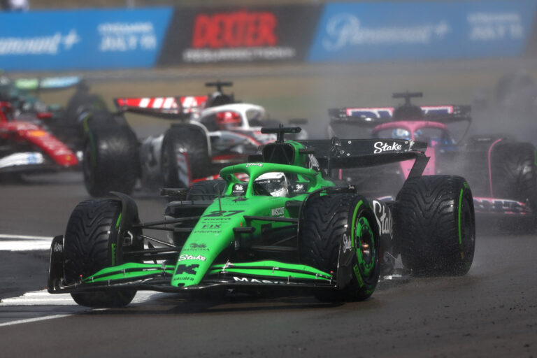 Vitatható büntetéssel dőlt el a káoszt és meglepetés dobogóst hozó Brit Nagydíj