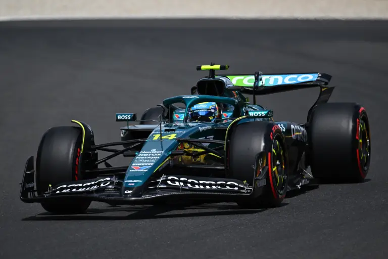 Eladta F1-es csapatában levő részesedését az Aston Martin