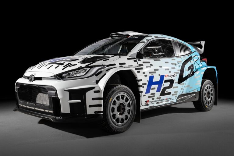 Alternatív hajtású versenyautót mutat be a Toyota a Finn Rallyn