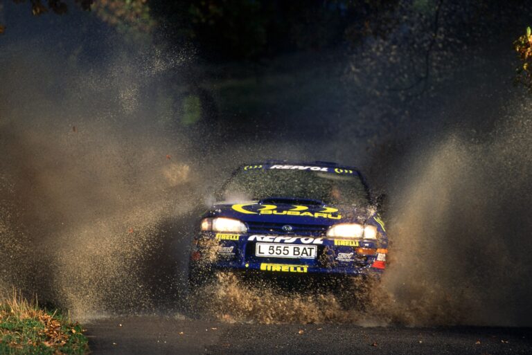 Az öccse vezette Colin McRae legendás Subaru Imprezáját