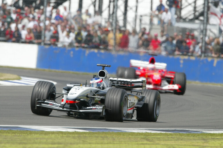 „Hoppácska! Ember a pályán!” – 22 éve úsztuk meg a vérfürdőt egy F1-es futamon