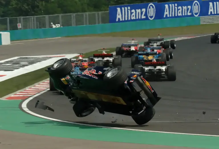 Bukfencező Red Bull-lal indult a 20 évvel ezelőtti jubileum a Magyar Nagydíjon (videó)